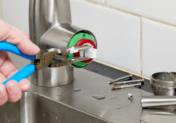 How to Fix a Leaky Faucet in Minutes